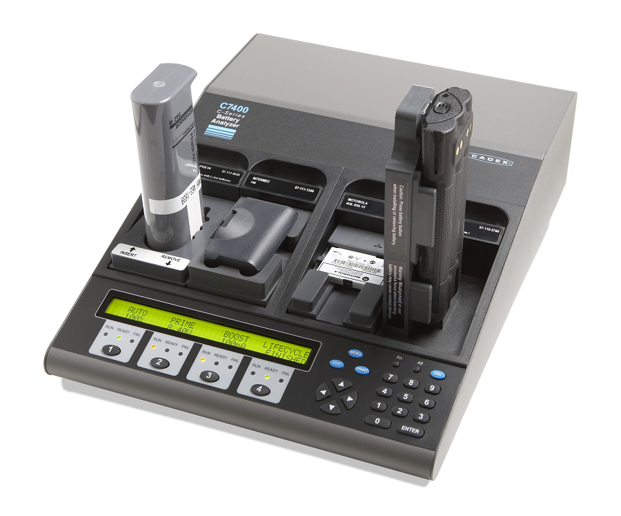 Cadex Analizzatore di batterie C7400 (grigio/nero) con quattro slot di ricarica; due sono dotati di diversi pacchi batteria. Il display LCD verde mostra informazioni di stato come "AUTO 100%" e "LIFECYCLE FINISHED". Tasti di comando e tastierino numerico.