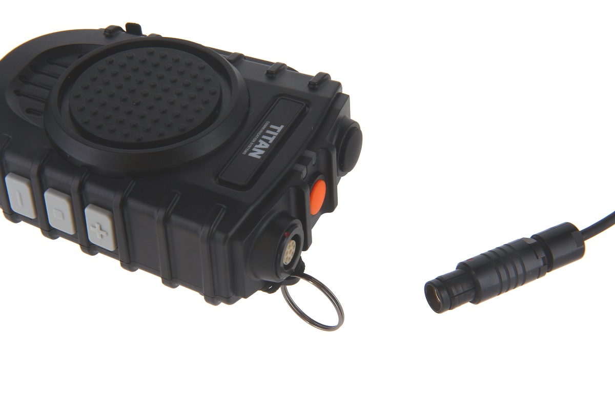 Robusto microfono con altoparlante MM50-TAC nero di TITAN, con ampia griglia dell'altoparlante e pulsanti di regolazione del volume laterali. Presa ODU a 8 poli sul dispositivo, con connettore nero per cuffie intrauricolari. Per Motorola DP2600.